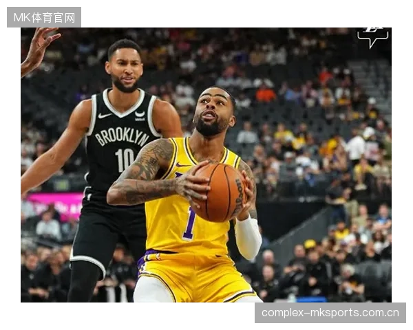 八村塁顺下接球暴扣，湖人bench站满，瞬间点燃全场激情